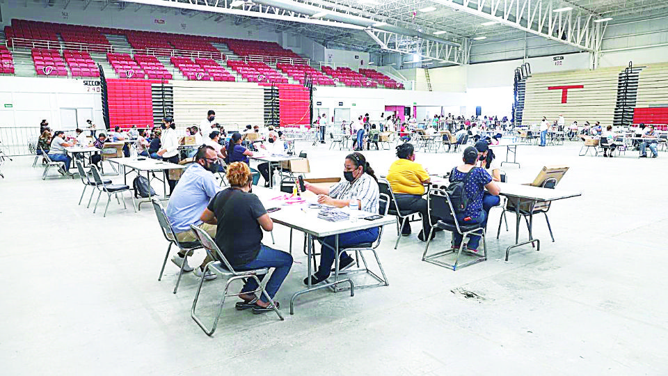 La ayuda para estudiantes de nivel básico, alcanza los 120 milllones, pero también se ofrecen útiles y uniformes escolares.