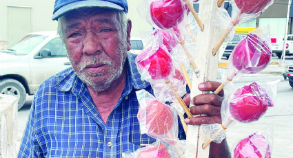 Abuelo endulza paladares vendiendo manzanas caramelizadas; busca sustento de su familia