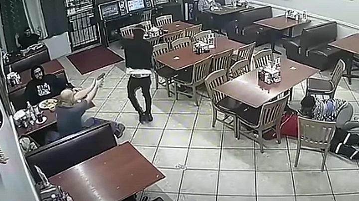 "Justiciero" acribilla a ladrón que asaltaba a clientes de una taquería en Houston, Texas | VIDEO