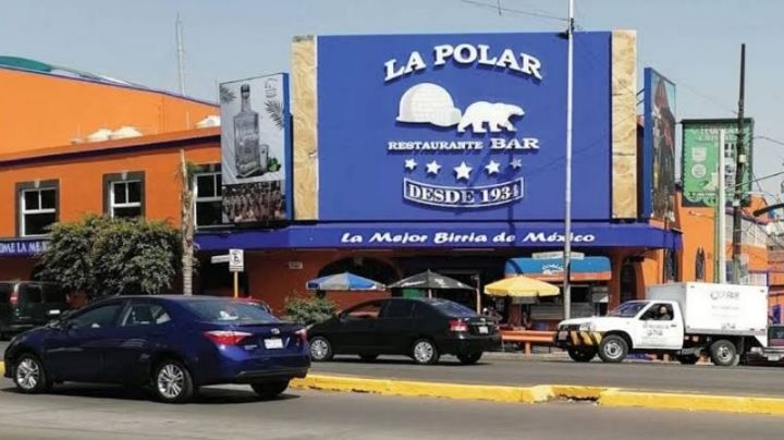 Hombre va a comer birria a restaurante; empleados lo matan a golpes