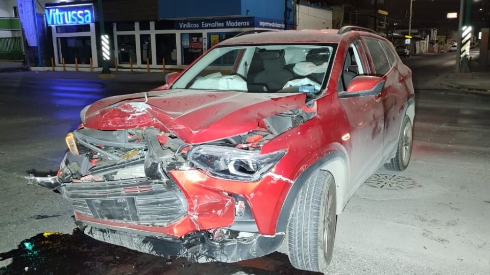 Una camioneta Chevrolet Tracker 2022 se burla la luz roja del semáforo y origina un fuerte accidente.