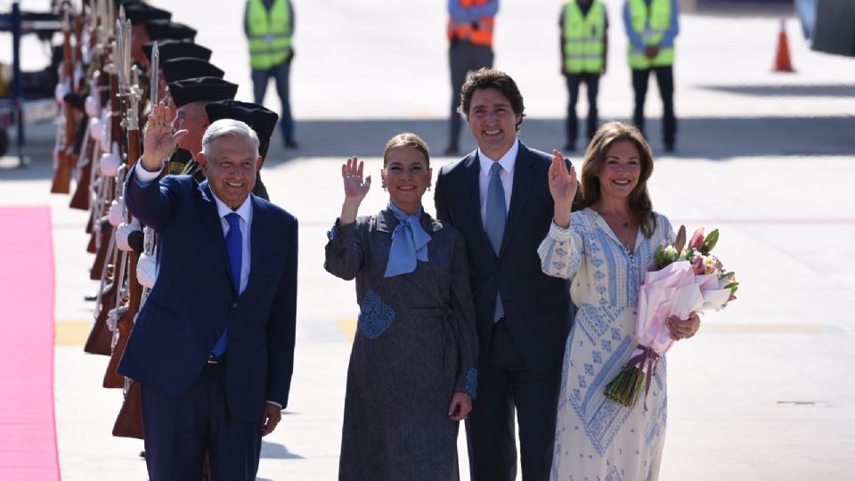 AMLO recibe a Justin Trudeau y su esposa en el AIFA.