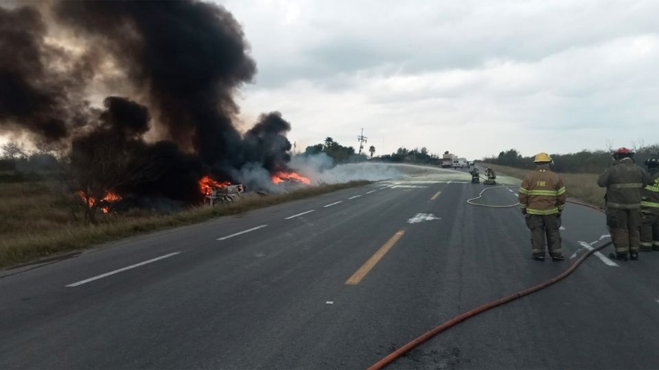 Su unidad volcó y se incendió