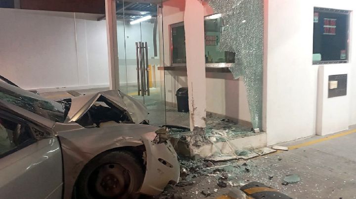 'Angelito' se pasa rojo, huye de tránsitos, se estrella en negocio en La Fe y su novia acaba en el hospital