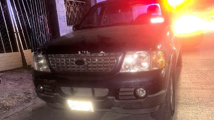 Incrusta su camioneta en un portón; conductor alega que conductor fantasma se le atravesó
