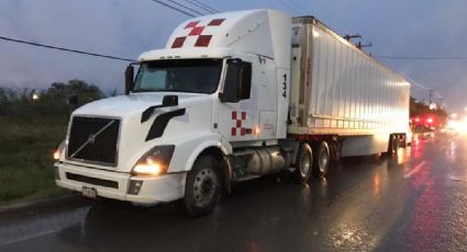 Tráiler se lleva de 'corbata' a mujer en su carro en la carretera Aeropuerto