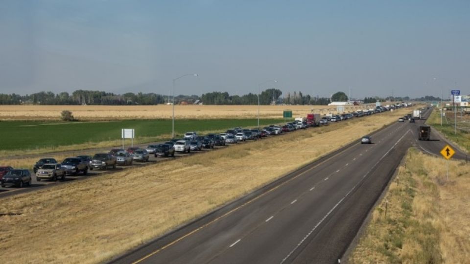 El eclipse de este sábado alrededor del mediodía, podría provocar que muchos vehículos paren o se distraigan en las carreteras, TxDOT advierte sobre tal situación.