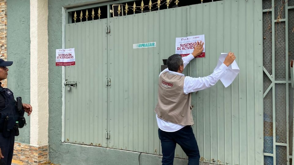 Colocan sellos de clausura en la clínica donde una mujer perdió la vida tras someterse a cirugías.