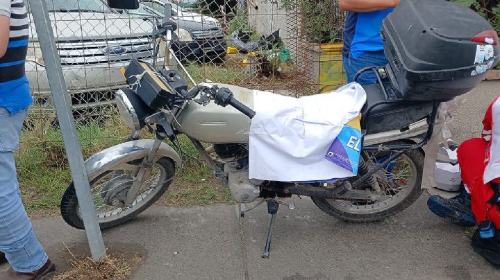 Jovencita motociclista se estrella contra camioneta que da vuelta prohibida