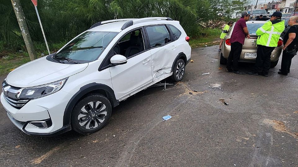 La conductora de la camioneta fue trasladada al hospital para su valoración