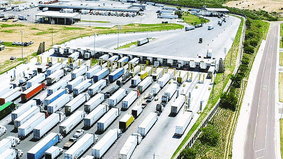 Los transportistas se encuentran ya en pláticas con las autoridades para que se aperture el puente en su totalidad.