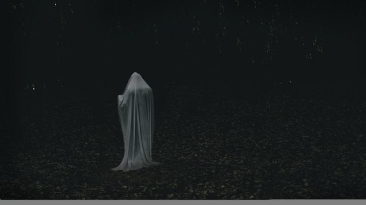 Mujer de blanco recorre las calles en los Kilómetros 12 y 13 de Nuevo Laredo