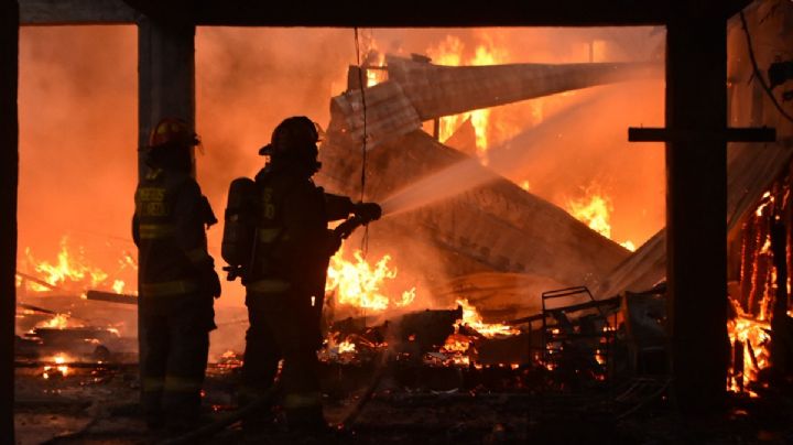Dantesco incendio consume vivienda en la colonia Esperanza; piensan que fue el aire acondicionado
