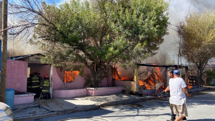 Voraz incendio arrasa con dos casas y daña otras 2 al poniente de Nuevo Laredo