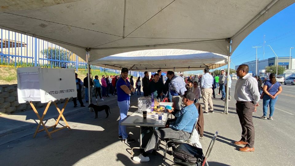 Empleados de Caterpillar Oradel votan para ver si continúan con la huelga laboral.