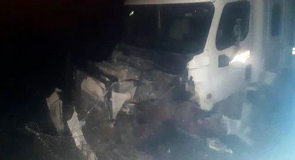 Por falla mecánica, conductor destroza su tráiler en la autopista a Monterrey