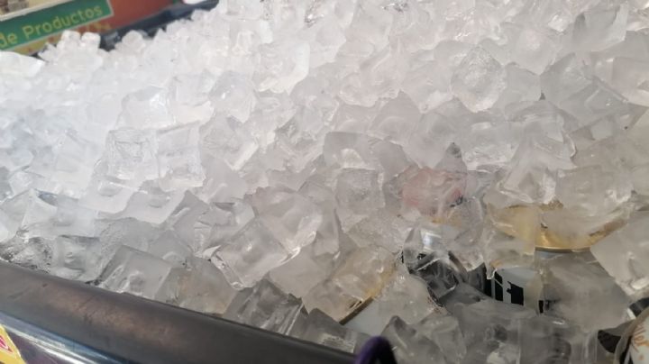 Advierten que el hielo que dan con bebidas en el OXXO no es de consumo humano