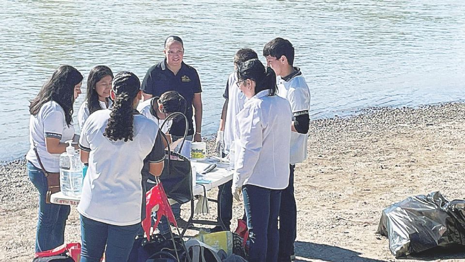 Estudiantes del CBTIS acudieron al río Bravo a tomar muestras del agua.