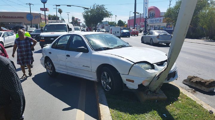 Abuelita se le atraviesa a tráiler y termina estampada sobre un poste de la López de Lara