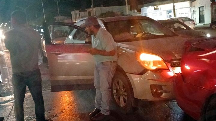 Se queda sin frenos y choca a dos vehículos en 'Los Ciruelos'