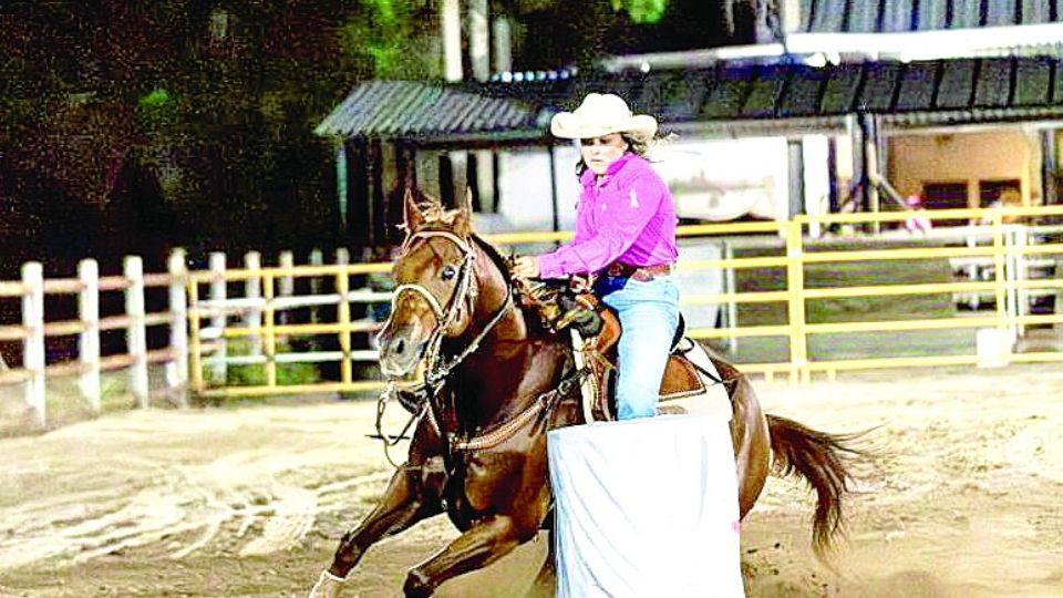 Paola González montando a su caballo “Muñeco”, durante su participación en la carrera de barriles en el Estatal de Rodeo en Ciudad Victoria.