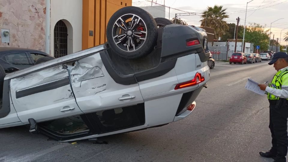 Una mujer, junto con su hija y un joven se vieron involucrados en el accidente vial, el cual provocó el cierre de las vialidades