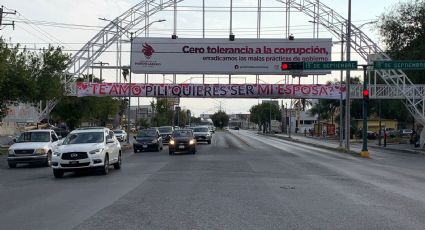 Colocan manta con propuesta de matrimonio en la Avenida Reforma; "Pili' aún no responde