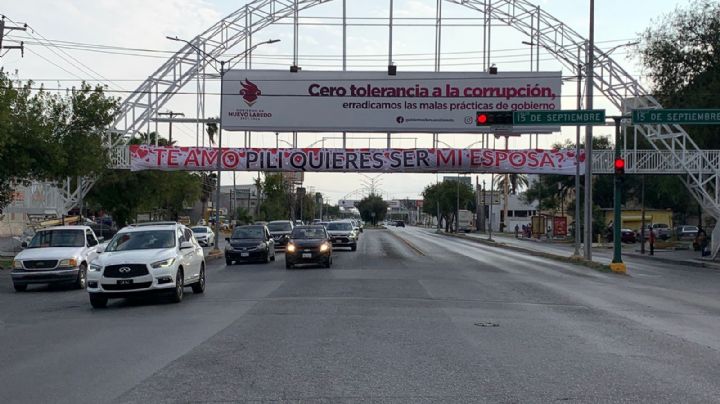 Colocan manta con propuesta de matrimonio en la Avenida Reforma; "Pili' aún no responde