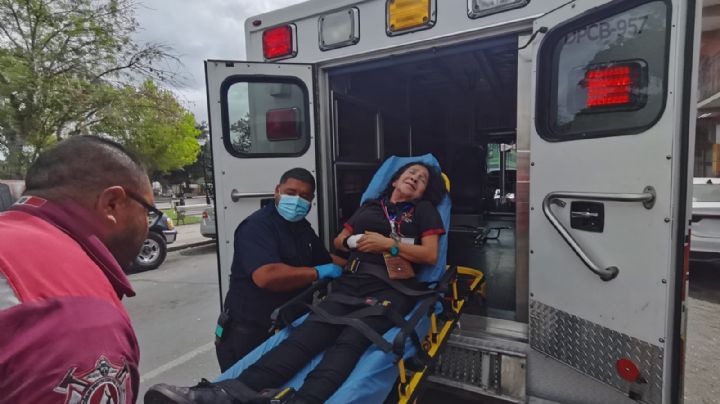 Mujer cae de escalera y sufre aparatoso golpe en la  avenida Guerrero