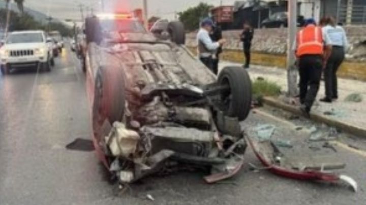 Aparatoso accidente en Monterrey deja dos lesionados