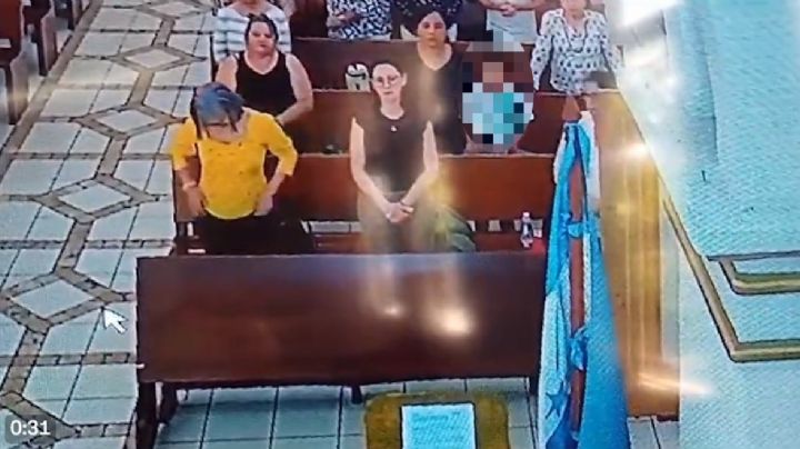 Madre indica a su hija que robe cartera en plena misa | VIDEO