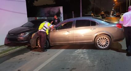 Hombre ebrio choca contra auto estacionado en avenida Plutarco Elías Calles