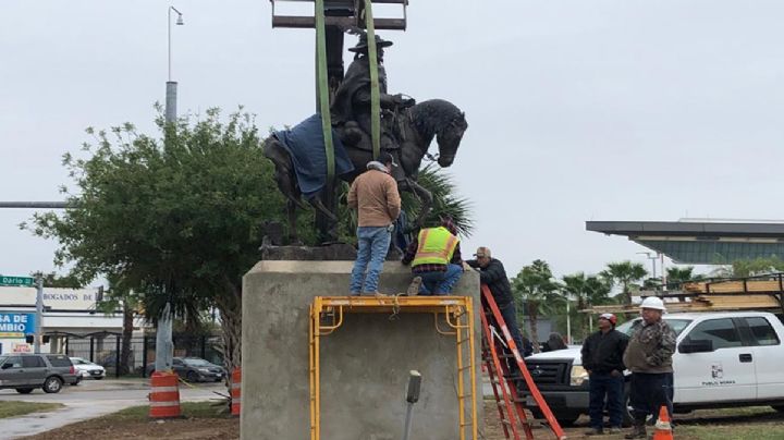 Con cinco años de retraso, instalan monumento de Tomás Sánchez, fundador de Laredo