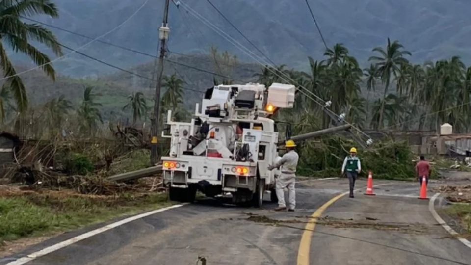 El titular de la CFE aclaró como se trabaja a marchas forzadas para restablecer la energía eléctrica en las zonas más afectada tras el paso del meteoro