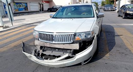 No respeta con su 'troca' la luz roja y se lo lleva de encuentro un flamante Lincoln Zephyr