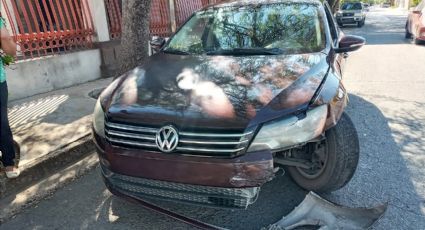 Se pasa disco de alto y choca su Passat en la colonia Madero