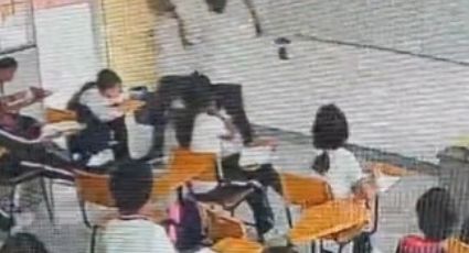 Peligroso estudiante ataca con una navaja a su maestra en plena clase | VIDEO