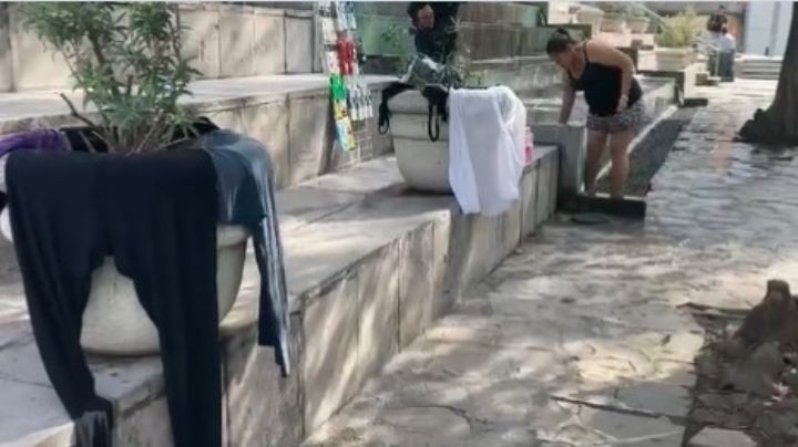 Mujer en situación de calle lavaba su ropa en el Paseo Santa Lucía; la retiran | VIDEO