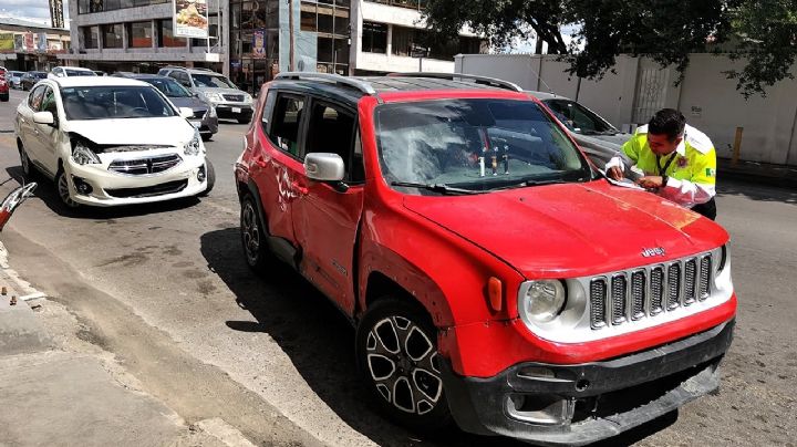 Jovencita de 21 años se pasa la luz roja y provoca choque en la Guerrero