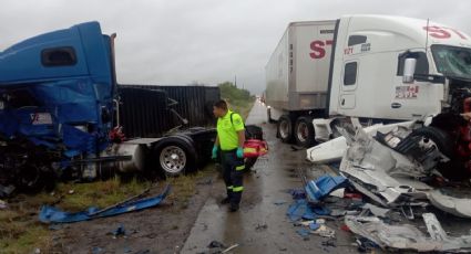 Encontronazo de 2 tráileres deja un lesionado y daños materiales