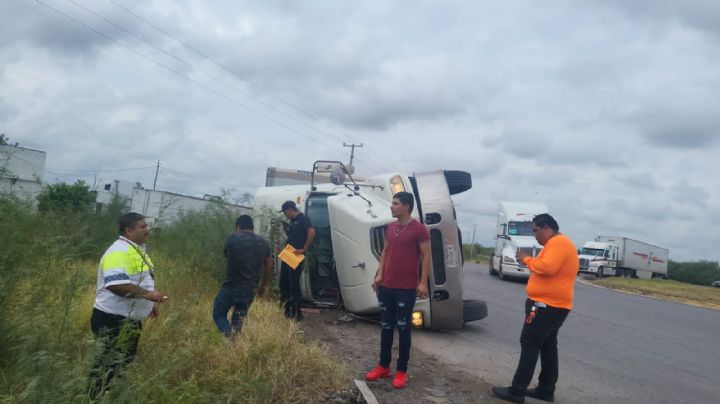 Trailero se salva de milagro tras volcadura en la rotonda de 'El Conejo'