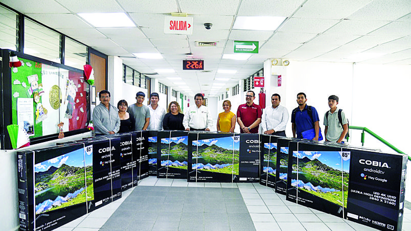 Directivos y alumnos de la escuela posaron para la foto del recuerdo.