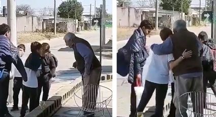 Estudiantes desvían su ruta para platicar con un abuelito que todos los días los espera | VIDEO