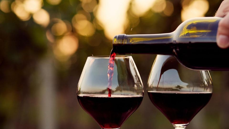 El consumo moderado del vino tinto puede ser beneficioso para la salud.