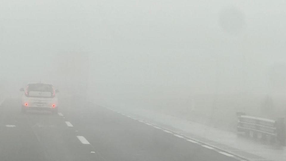 Densa neblina se puede apreciar en el tramo carretero.