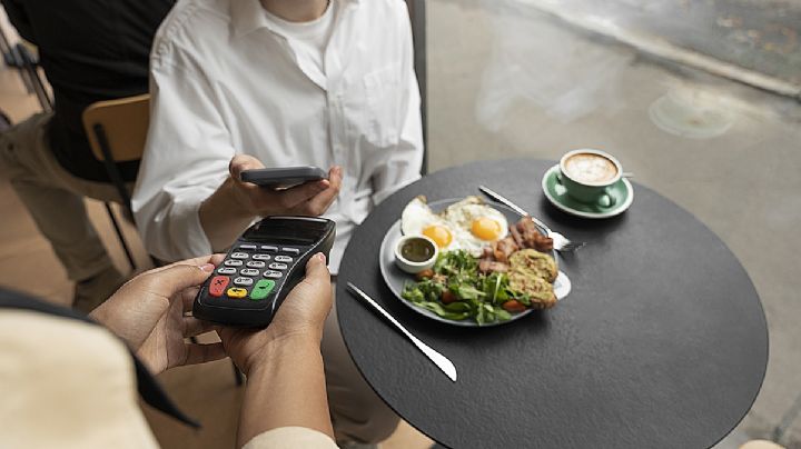 ¿Cuánto se debe pagar de propina en restaurantes de Nuevo Laredo y Laredo, Texas?