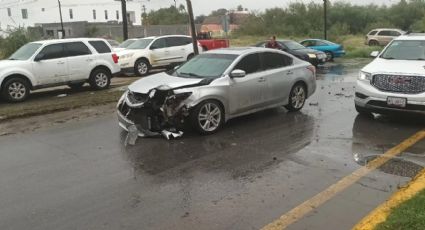 Aparatoso accidente en Paseo Colón deja a camioneta en medio de camellón