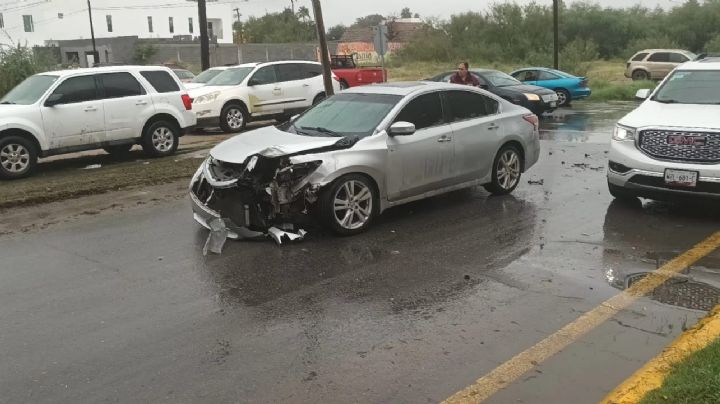 Aparatoso accidente en Paseo Colón deja a camioneta en medio de camellón