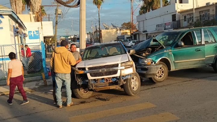 Por no respetar el alto y volárselo, chofer causa aparatoso choque en la calle Madero