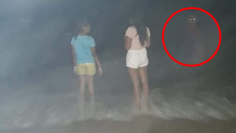 ¿Qué es eso? Capturan extraño ser con ojos brillantes en Playa Miramar, Tamaulipas